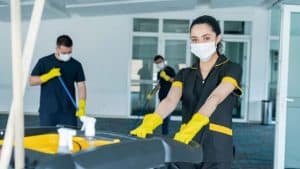 comment ouvrir une entreprise de nettoyage - une équipe de nettoyage dans des locaux