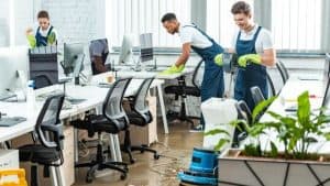 technique de nettoyage - une équipe de ménage nettoyage des bureaux en open space