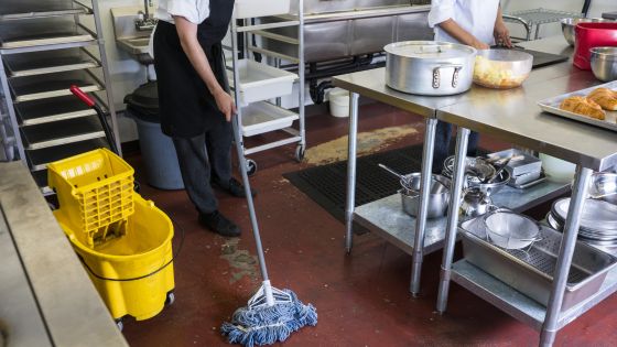 propreté restaurant - une personne passant la serpillère dans une cuisine de restaurant